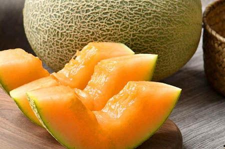 模仿佳伟吃哈密瓜的视频,趣味视频引网友热议