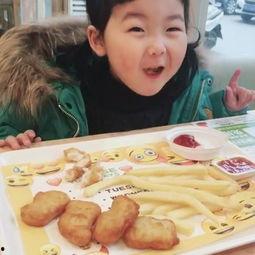 宝宝抢翠瓜吃的视频,欢乐瞬间引网友热议