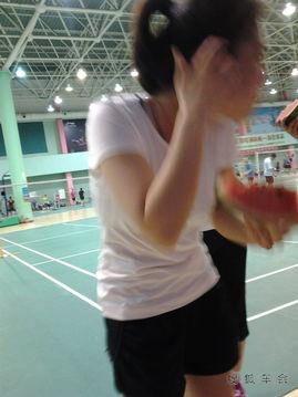 情侣在球场吃瓜视频大全,情侣吃瓜视频大盘点